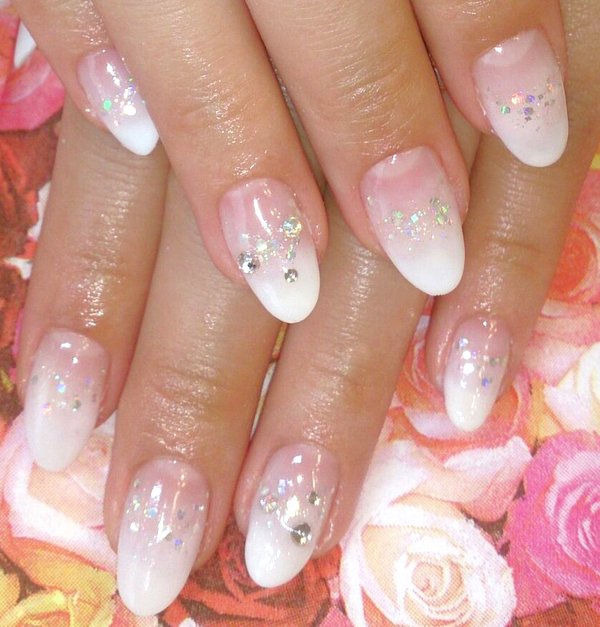 ホワイトグラデ×ストーン　ウェディングネイルｑ|Beauty salon Reir