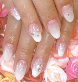 ホワイトグラデ×ストーン　ウェディングネイルｑ