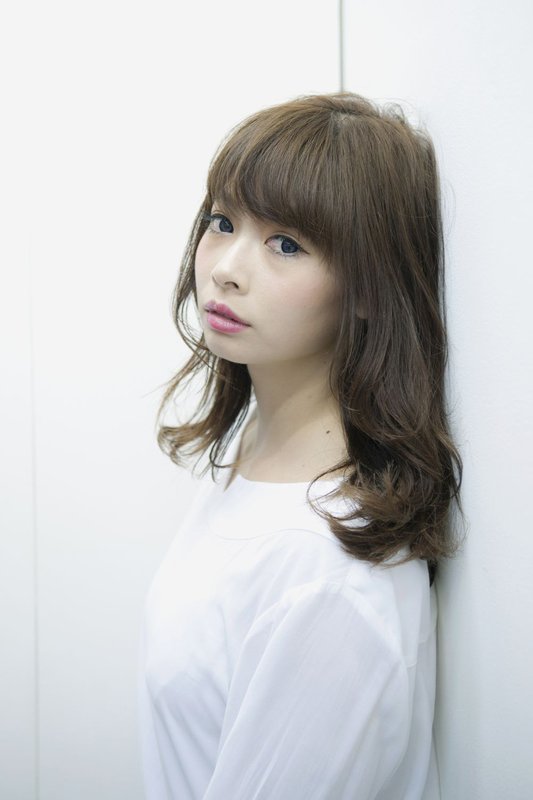 外国人風のウェーブが決め手の抜け感のあるミディアム|kisai BUZZ