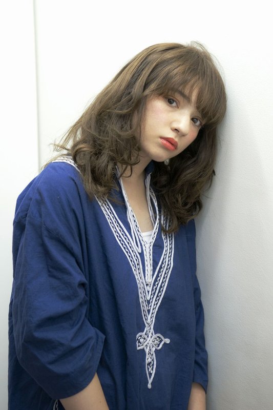 外国人風の透けたカラーがはえるミディアムカール|kisai BUZZ