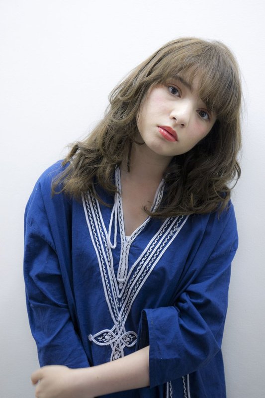 外国人風の透けたカラーがはえるミディアムカール|kisai BUZZ