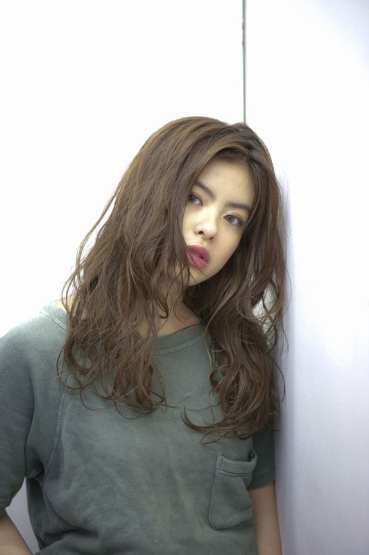 外国人・外人風の透け感パーマロングスタイル|kisai BUZZ