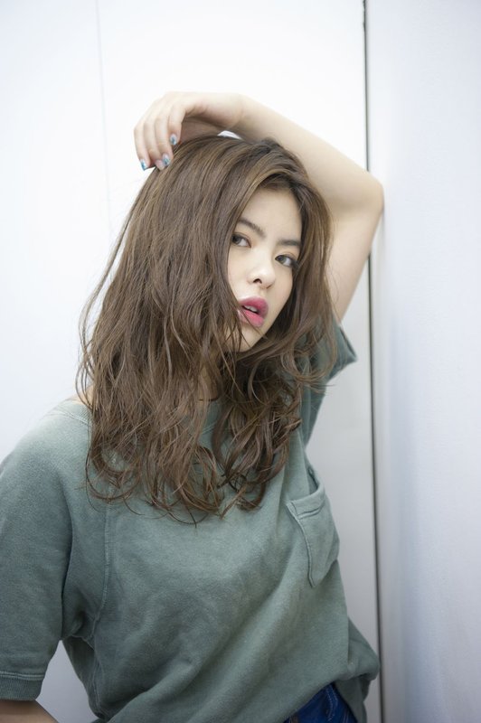 外国人・外人風の透け感パーマロングスタイル|kisai BUZZ