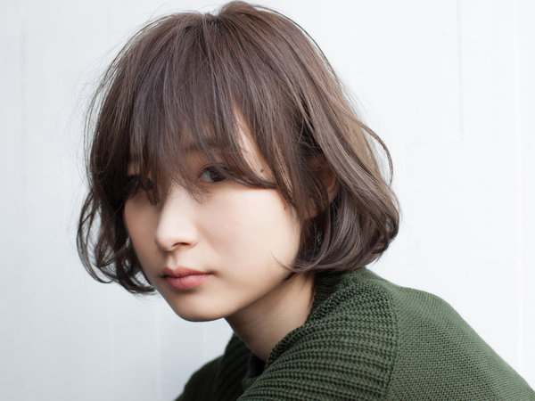 ドライな質感のグレージュボブ|ade omotesando