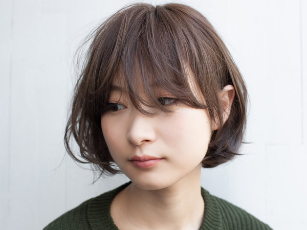 ドライな質感のグレージュボブ|ade omotesando