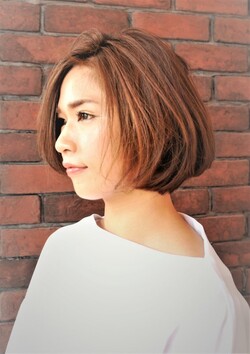 自然なツヤとボリュームで、大人のナチュラルボブ|Tasha