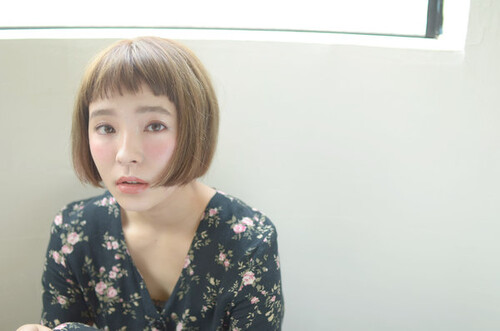 ピンクベージュのインナーカラーボブ