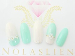 グリーン×ホワイト　バイカラーネイル