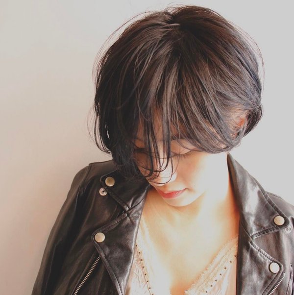 ショートグラボブのワンカール入りうざバングスタイル|BOTAN