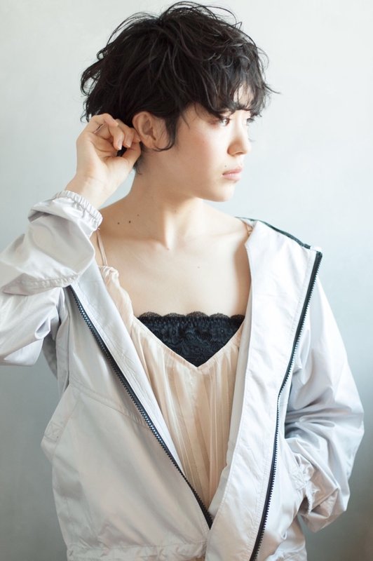 ダークトーンでも楽しめるふんわりショート|Bella Dolce