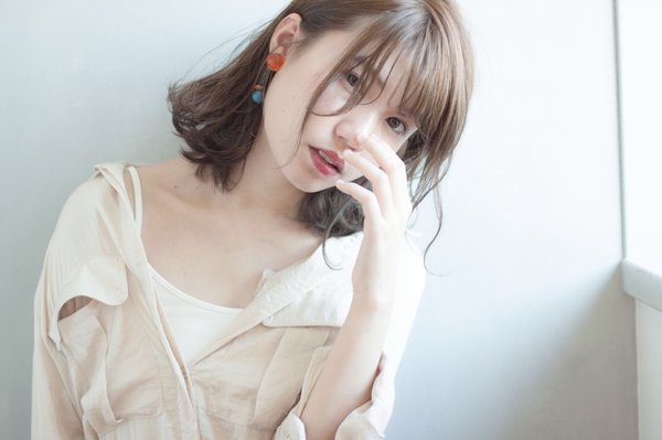 柔らかいミルクティーベージュで外国人風ミディ|Bella Dolce