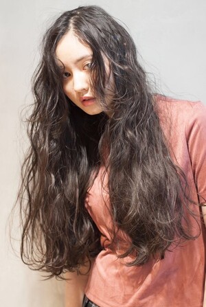 外国人風の癖毛パーマロングで柔らかさを Bella Dolce ベラドルチェ 東京都 表参道 の髪型 ヘアスタイルカタログ ビューティーパーク