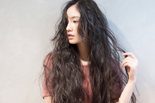 外国人風の癖毛パーマロングで柔らかさを☆|Bella Dolce