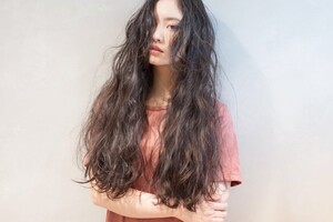 外国人風の癖毛パーマロングで柔らかさを Bella Dolce ベラドルチェ 東京都 表参道 の髪型 ヘアスタイルカタログ ビューティーパーク