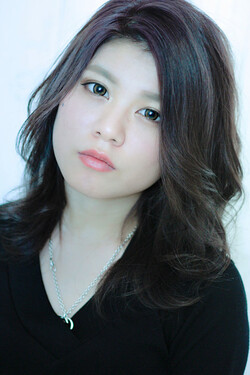 大人可愛いグレージュ斜めバング