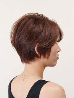 ひし形シルエットの小顔ショート