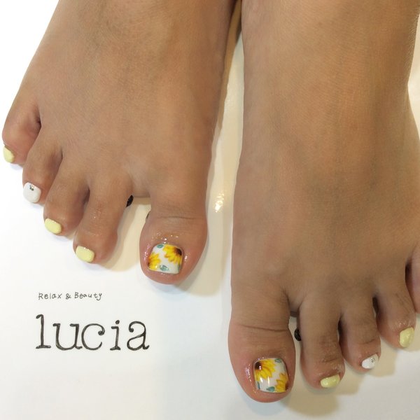 ひまわりフットネイル♪|Lucia