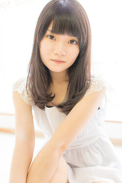 黒髪ストレート　ミディアム