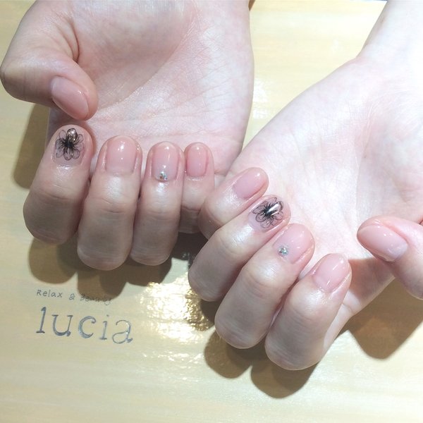 シンプル大人フラワーネイル♪|Lucia