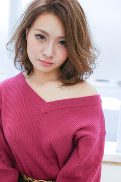 強めのカールが大人っぽい　ひし形ボブ