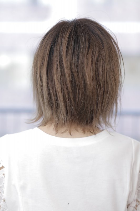 マーメイドアッシュの厚めバング外はねショート|LaＬaｒＯomo