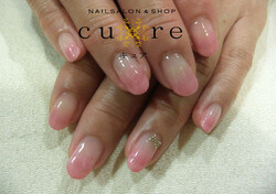 シンプルグラデーションにワンポイントアート