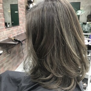 ハイライトで動きを グレージュカラー プルド プルド 長崎県 佐世保 の髪型 ヘアスタイルカタログ ビューティーパーク
