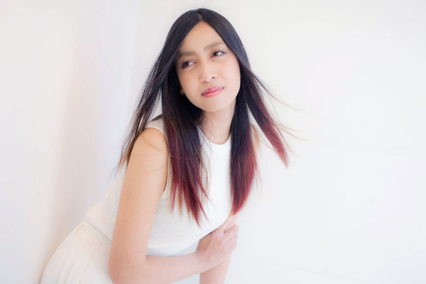 風になびくストレートヘア|Raffine三宮