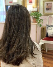 アッシュベージュ結んでも◎ハイライトカラーヘア|feliz