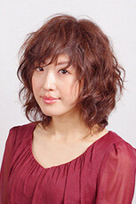 ワインレッドカラーのミディアムパーマ|kenie