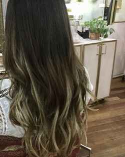 エクステンションでバレイヤージュカラー 栄フェリス