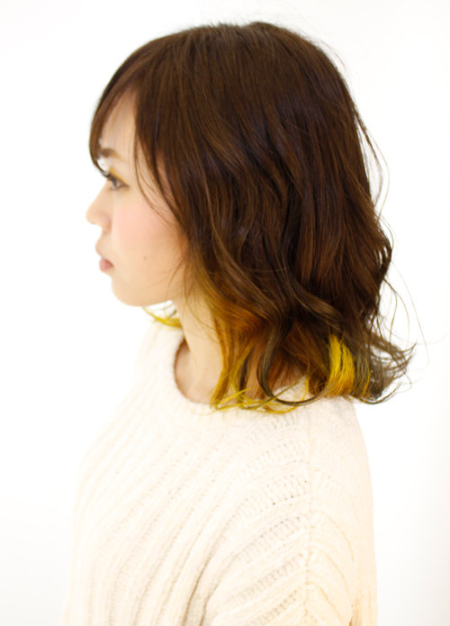 人と被らないポップなイエローインナーカラー|B2C-TeamS