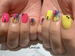 カラフルフラワーネイル♪♪|Lucia