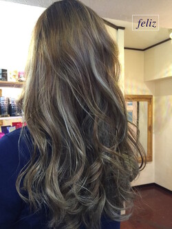 グレージュハイライト海外風ヘアバレイヤージュ