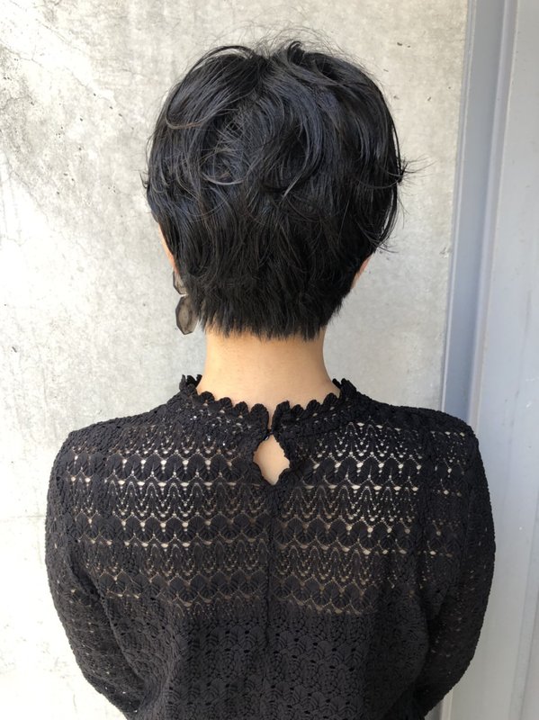 くせ毛を生かしたショートスタイル|lot