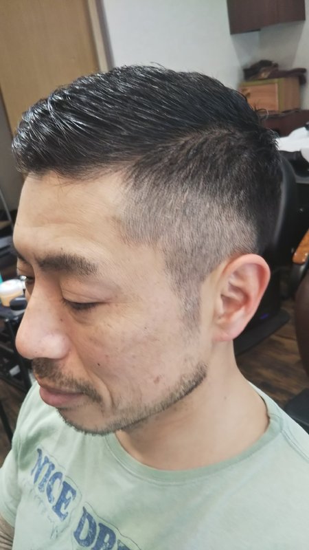 フェードスタイル（刈り上げ、七三分け）|Tip hair