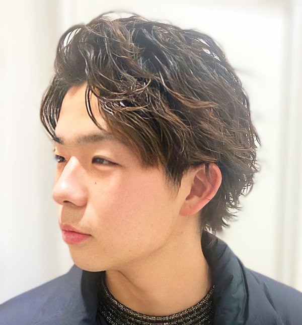メンズパーマ センターパート 長め クリクリしない 自然な　かきあげ ビジネスヘアでも大丈夫|ブルーモスクTOKYO