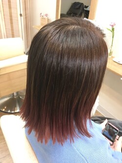 切りっぱなしボブにグラデーションカラー