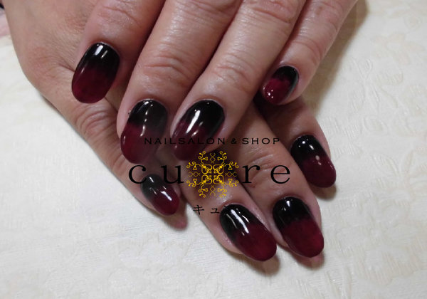 2色の濃いカラーでグラデーション|ネイルサロン＆ショップ／ネイルスクール　Ｃｕｒｅ