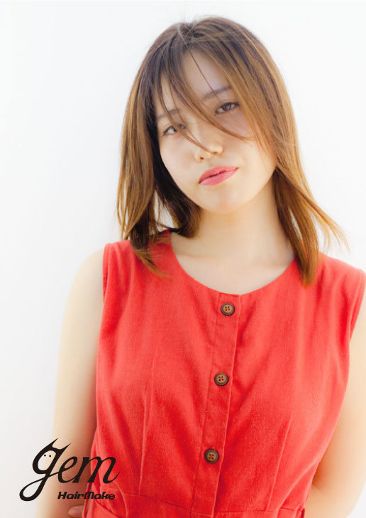 ノンアルカリ縮毛矯正で風になびくストレートヘア|gem梅田