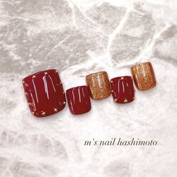 レッド＋ブラウンゴールド　大人綺麗なフットネイル♡|エムズネイル橋本店