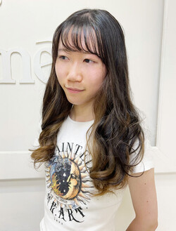 黒髪に映えるベージュインナーカラー