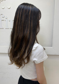 黒髪に映えるベージュインナーカラー|Raffine三宮