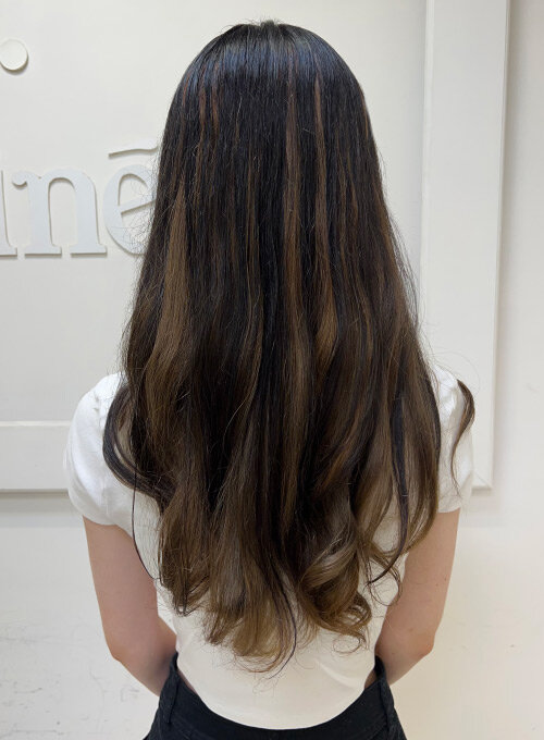 黒髪に映えるベージュインナーカラー|Raffine三宮