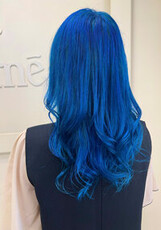 ビビットなブルーカラー|Raffine三宮