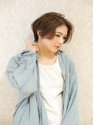 ショートパーマ長めバング暖色カラーくすみカラー横顔美人|Hair Make TOP SHAPE