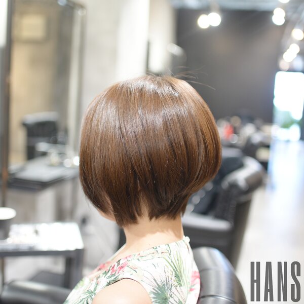 夏の日射しを受けて輝くボブカット|美容室ＨＡＮＳ　名古屋　伏見