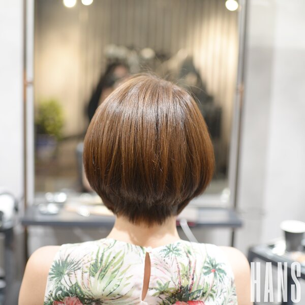 夏の日射しを受けて輝くボブカット|美容室ＨＡＮＳ　名古屋　伏見