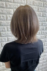 小顔グレーベージュデ、ザインカラー外ハネボブ|Hair Make TOP SHAPE