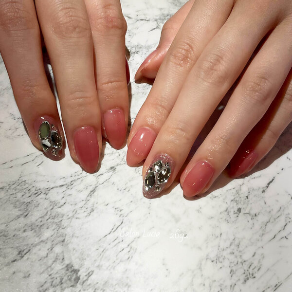 ワンカラー×ビジユーネイル|Lucia